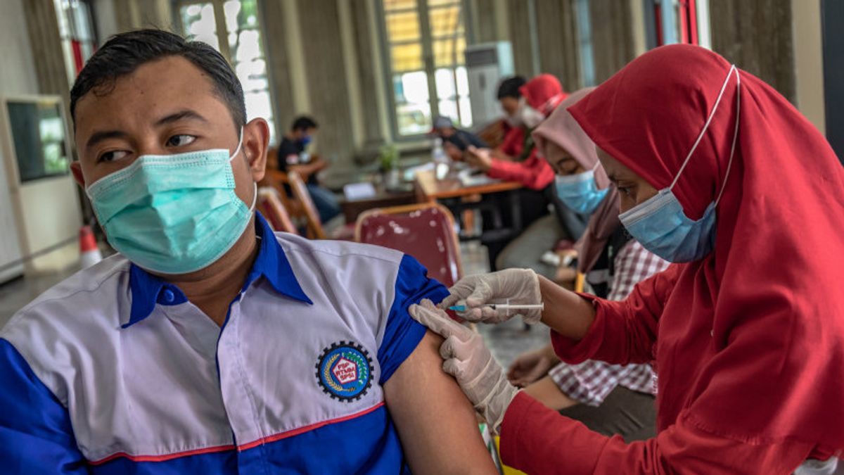 Vaksinasi Disetop Akibat Vaksin Menipis, Walkot Semarang Bingung karena Jokowi Bilang Stok Banyak
