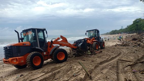 30 Tons Of Garbage Dominated By Logs Transported From Kuta Beach Bali