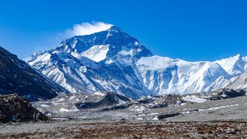 بسبب تغير المناخ ، ذوبان نهر خومبو الجليدي ، أجبرت الحكومة النيبالية على نقل معسكر قاعدة لمتسلقي إيفرست