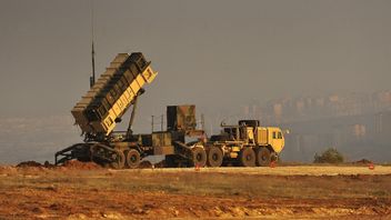 アラブ首長国連邦の米軍基地を標的に、フーチのズルフィカール弾道ミサイルが愛国者ミサイルを投下