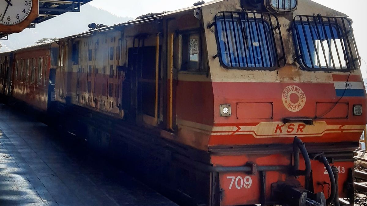 سائق القطار في باكستان: توقف القطار، مساعد يحصل قبالة شراء الزبادي، يعود إلى تدريب ويستمر السفر