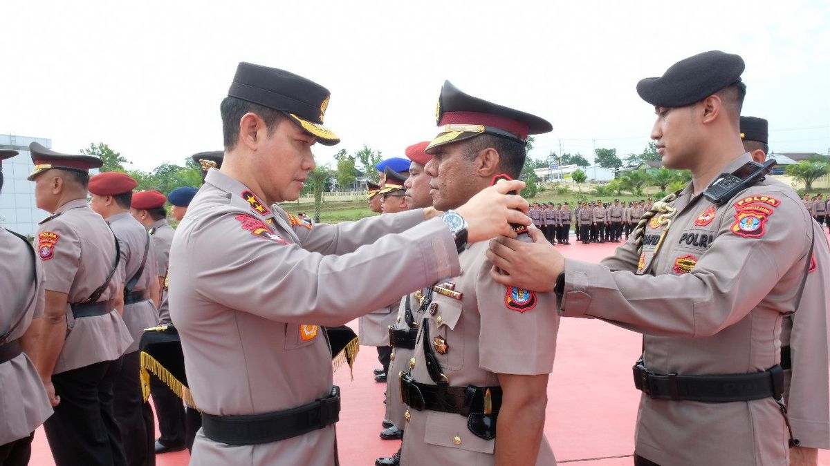 The Kaltara Police Chief Leads The Certificate Of Main Officials And The Chief Of Police