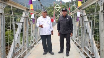 巴苏基部长-印度尼西亚共和国众议院第五委员会主席在西加里曼丹启动卡雷霍吊桥,方便居民通道