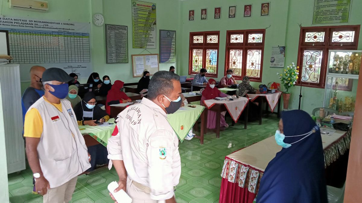 معلمو مدرسة المحمدية الابتدائية في مدينة سورونغ يعقدون اجتماعا وجها لوجه، وينتهي الأمر باعتذار ويتم حلهم من قبل فرقة العمل COVID-19