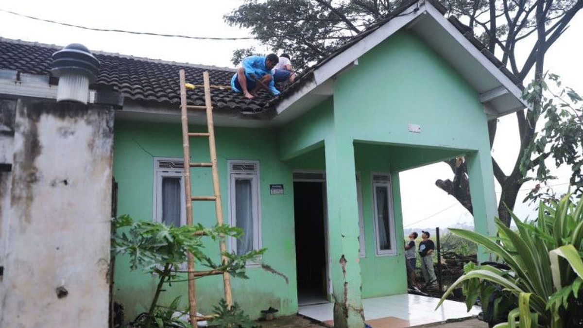 141 Rumah Rusak Diterjang Puting Beliung di Kabupaten Bandung