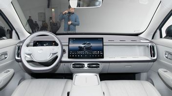彼はレープモーターの最新のB10 SUVで、600 Kmの距離を持っています