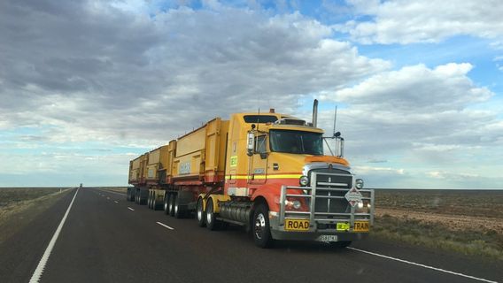 من أريزونا إلى أوكلاهوما، الشاحنات شبه المستقلة تسير بسرعة 10 ساعات أسرع من الشاحنات التقليدية