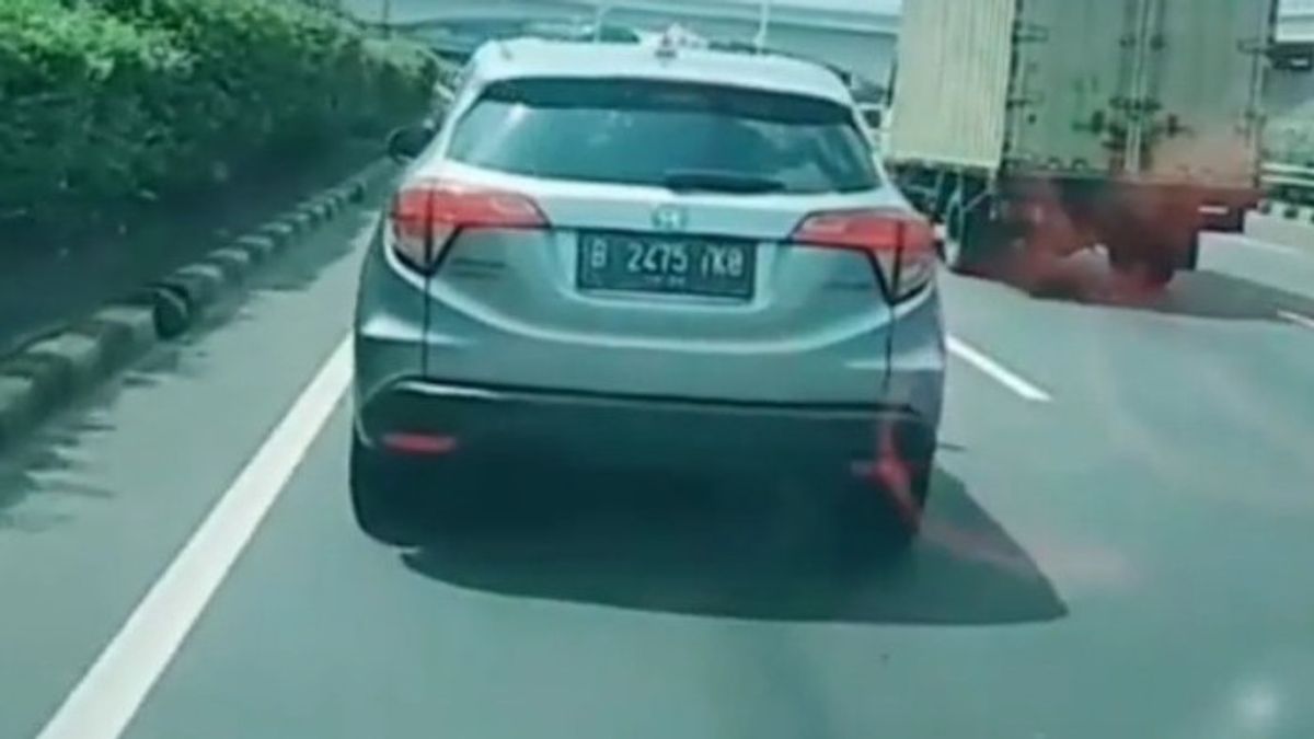 Setelah Mercedes Benz Putih, Kini Giliran Sopir Honda HRV Silver Halangi Ambulans di Tol Cawang Jaktim