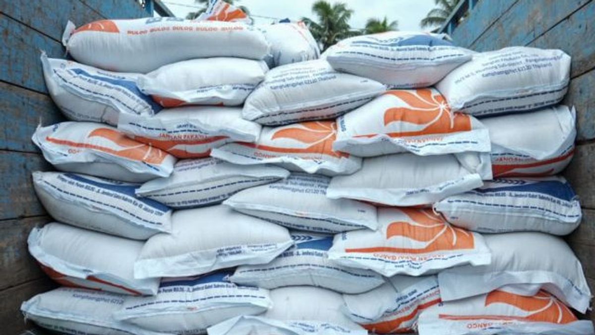 حكومة مقاطعة سومطرة الغربية توزع 75.8 طنا من الأرز على ضحايا الفيضانات في بادانغ باريمان