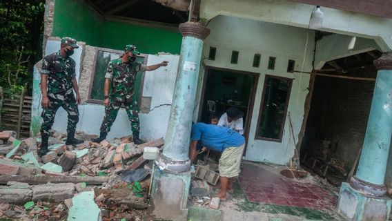 バンテン地震による建物の被害被害が増加、被災者が親族の家に避難