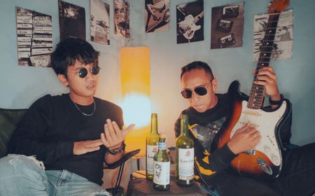 Dibantu Marion Jola, Dennis Talakua Rilis Single Pertanda Bersama Lucky