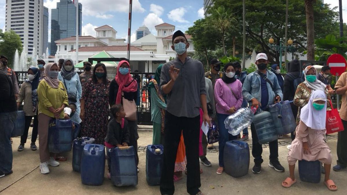 Kesulitan Dapat Air Bersih, Warga Muara Angke Bawa Jeriken Kosong ke Kantor Anies