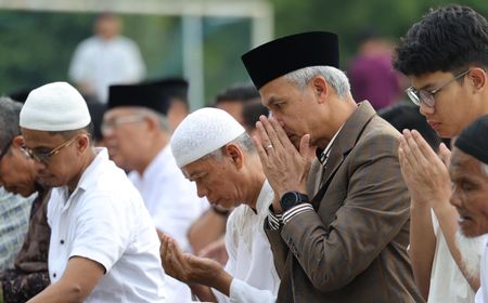 Pakai Baju Garis-garis Hitam Putih, Ganjar Pranowo Salat Id di Sleman