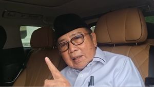 Burhanuddin Abdullah向普拉博沃总统介绍了克服经济动荡的各种经验