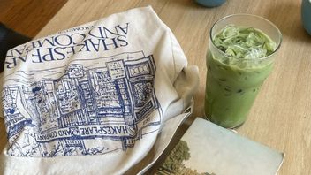 What Is Performative Male Personality? Not Just Wearing a Tote Bag and Drinking Matcha