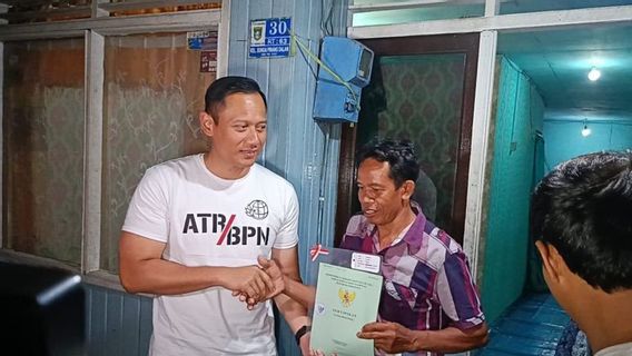 AHY Serahkan Sertifikat <i>Door to Door</i> ke Warga Samarinda 