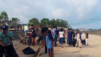 Sampah di Pesisir Pantai Pasir Panjang, Kupang Terkumpul hingga Dua Truk