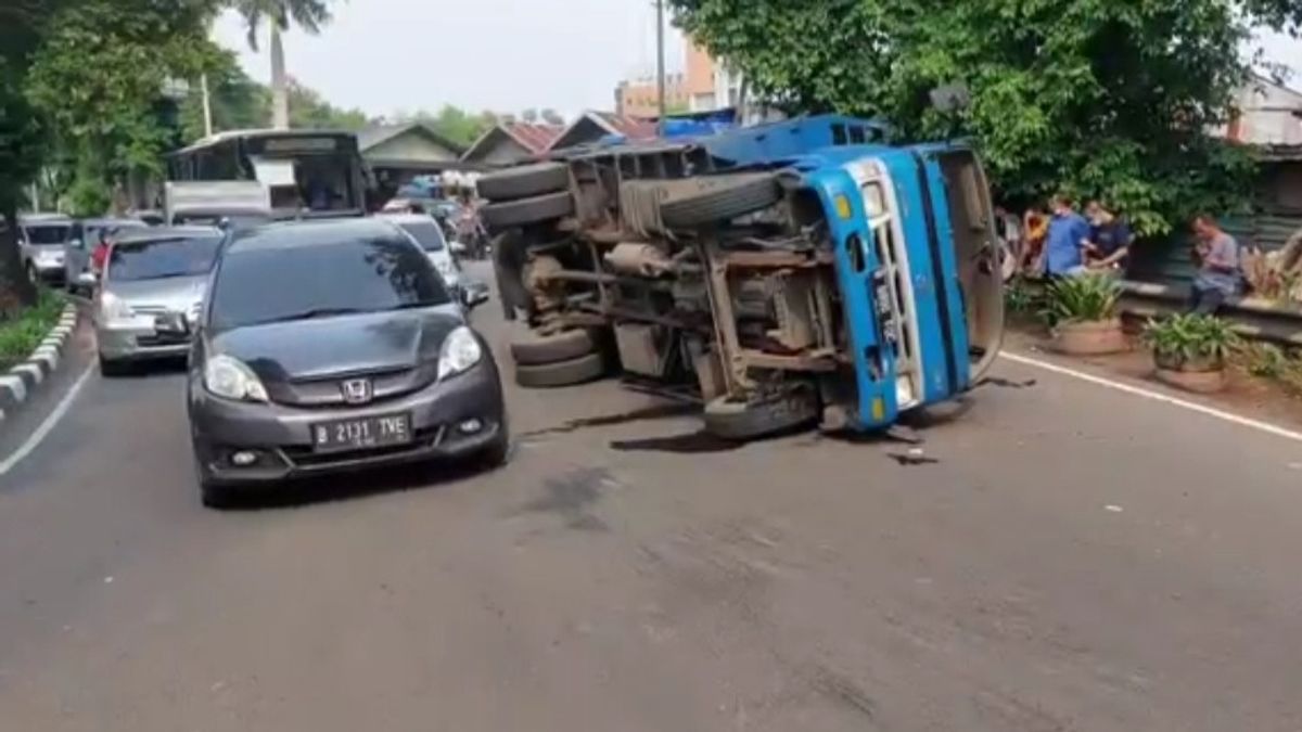 Unable To Hold The Load, The Truck Rolls Over While Maneuvering Left In Cakung