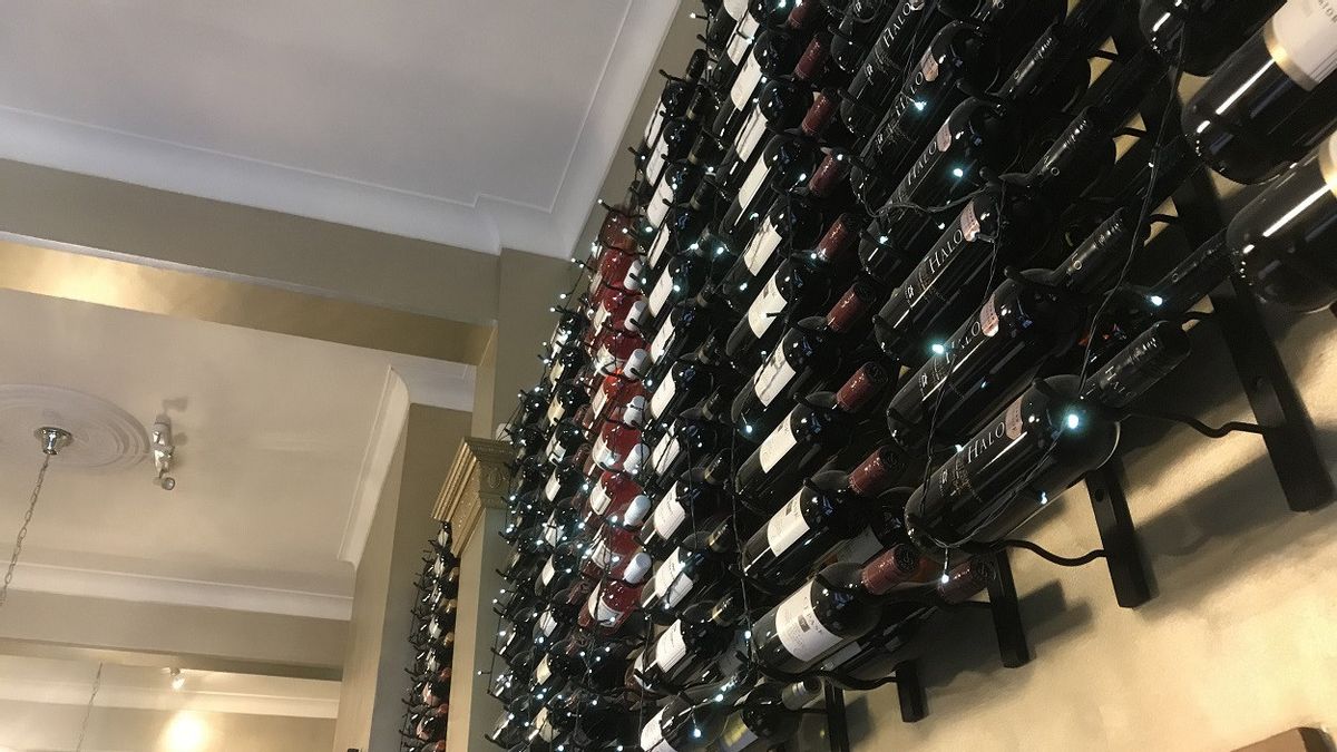 Professional! Had Surveyed Three Times And Opened Room, This Couple Stealed 45 Bottles Of Wine Worth Rp25.6 Billion From Hotel: Arrested After 9 Months Fugitive