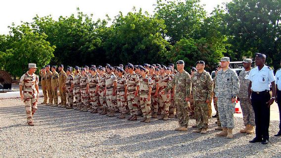 フランス、チャド軍機関を設立、反政府勢力は対話の準備を整える