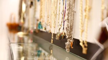 Tips For Choosing Jewelry According To Cold, Warm, And Neutral Skin Colors