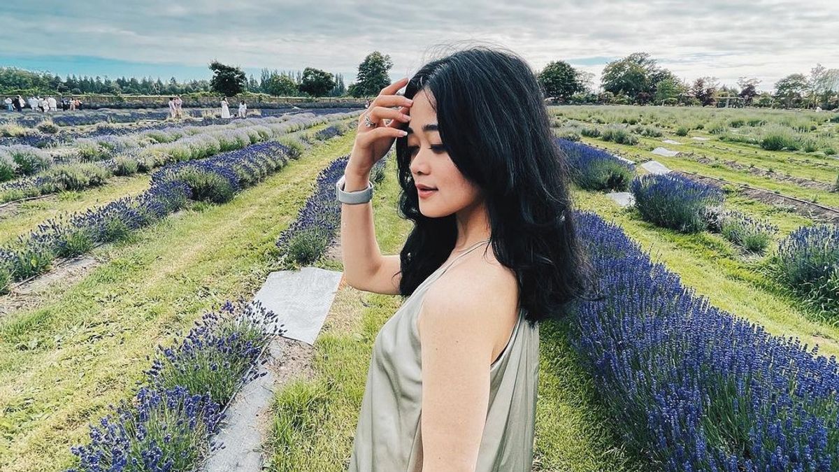 Surprise, Gisela Cindy Flies To The Netherlands To Attend Gracia Indri's Wedding