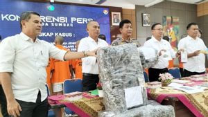 La police de Sumatra occidental révèle une affaire de circulation de 23 kilogrammes de marijuana