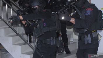 경찰은 교리부터 재무 관리까지 중앙 술라웨시에서 JI 테러리스트 8명의 역할을 설명합니다.