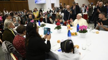 Paus Fransiskus Ajak 1.300 Orang Miskin dan Tunawisma Makan Siang Bersama