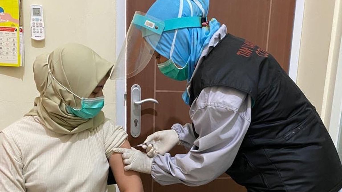 Histoires D’agents De Santé Surabaya Après Avoir été Injectés Avec Le Vaccin COVID-19