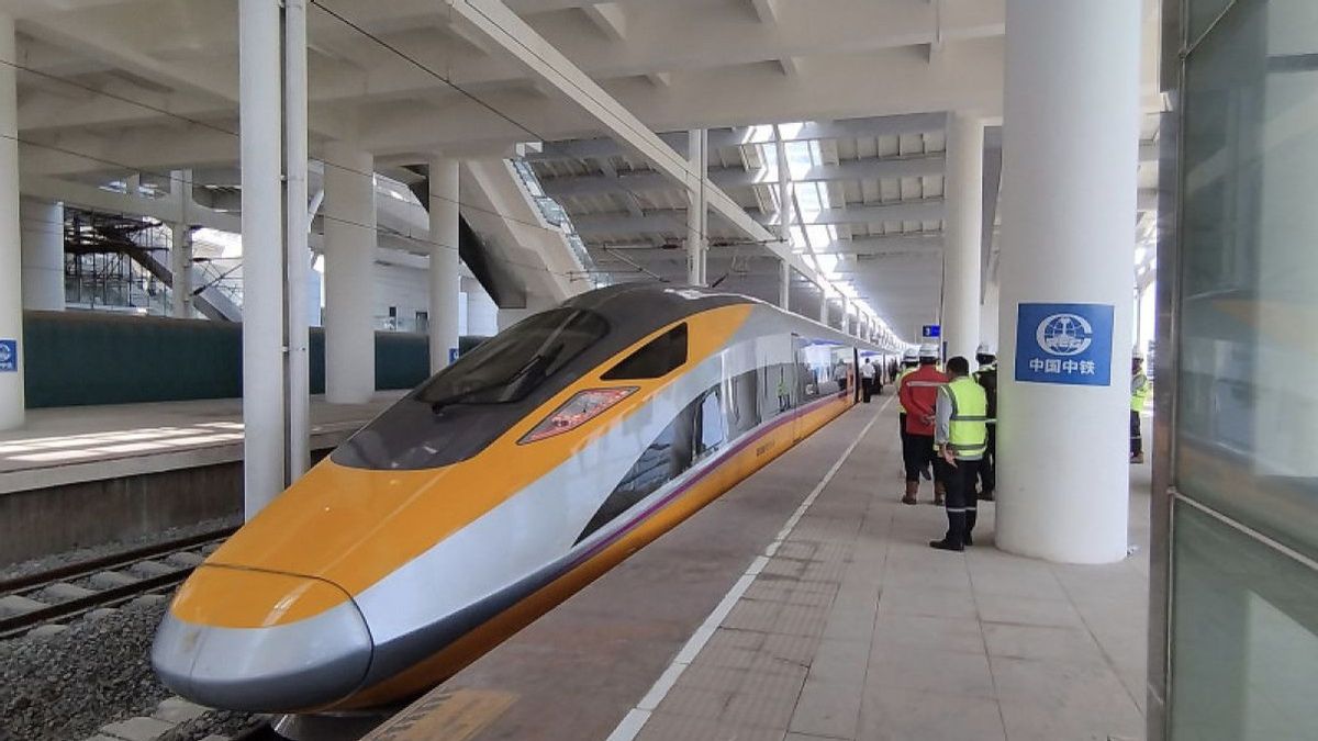 李Qiang首相はジャカルタバンドン高速列車で満足し、中国はスラバヤまで支援します