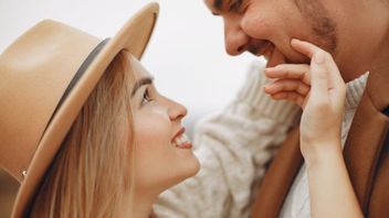 Suami Wajib Tahu 5 Manfaat Mengisap Payudara Istri saat Bercinta