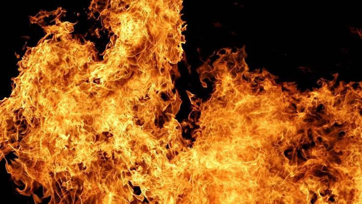 汽油溢出导致房屋燃烧，安汶居民身体受伤