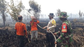 パランカ・ラヤの7ヘクタールの面積をカバーする森林火災と土地火災を消火する合同チーム