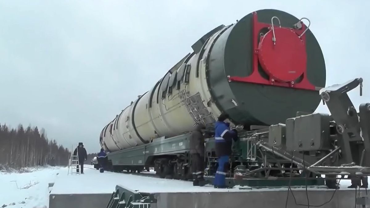 ロシアは、核搭載可能なサルマットICBMと、アメリカの主力ミサイルを搭載していると警告している、ただの断片?
