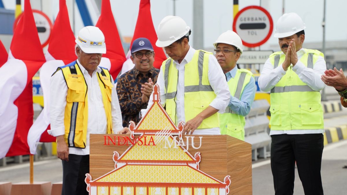 由印度尼西亚共和国总统揭幕的三宝垄德马克收费公路2段属于PTPP子公司准备运营
