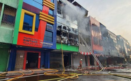 Grand Theater Senen Dibakar Massa, Merembet ke 4 Ruko di Belakangnya