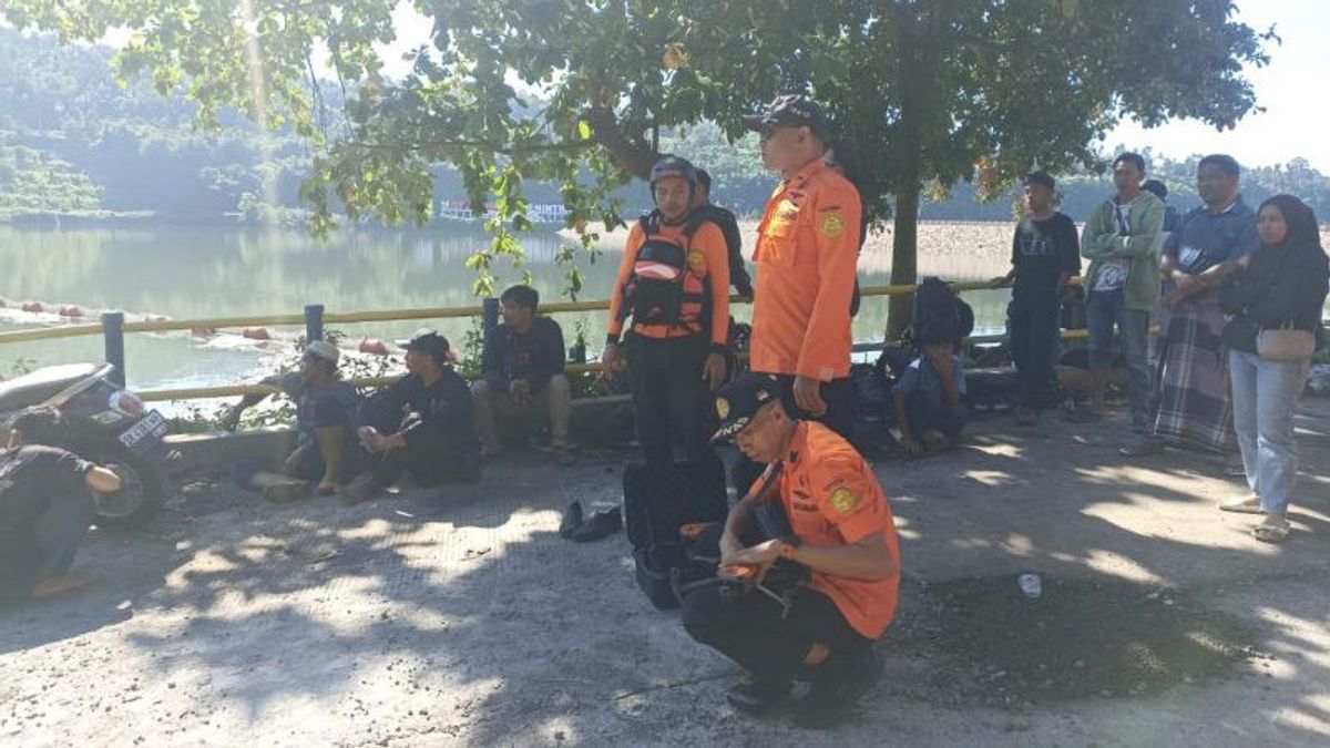  Tim SAR Perluas Pencarian Remaja Hilang Terseret Air Bah di Wisata Air Terjun Lombok Barat