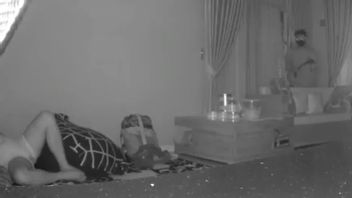 食わない！マチェーテスを乗せた強盗が眠っている犠牲者の前に立つ瞬間をCCTVに記録