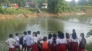 Jembatan Ariung Mendalam di Kalbar Putus, Anak Sekolah Gunakan Perahu Seberangi Sungai