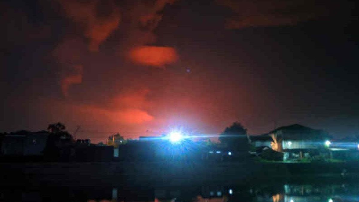 照片： 巴隆甘炼油厂爆炸的强大火焰