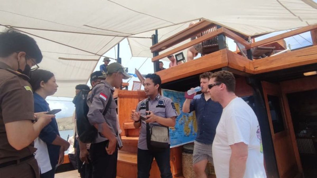 راقب السياح الأجانب ومجالس الهجرة بينيسي مع الأجانب في مياه تامان كومودو NTT