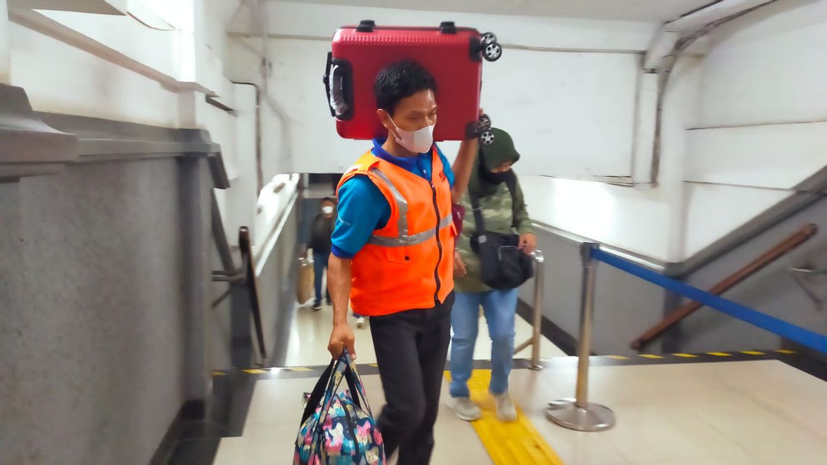 KAI在Pasar Senen站为老年人和残疾乘客准备免费行李搬运服务