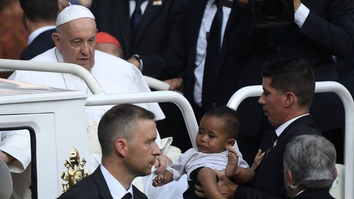 Le pape François parle indonésien lors de la messe Akbar au GBK : 'J'avoue...'