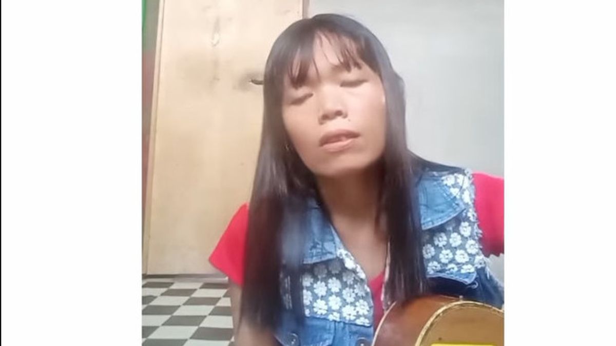 バイラル 女性はネチズンを驚かせるために自分の歌を歌う