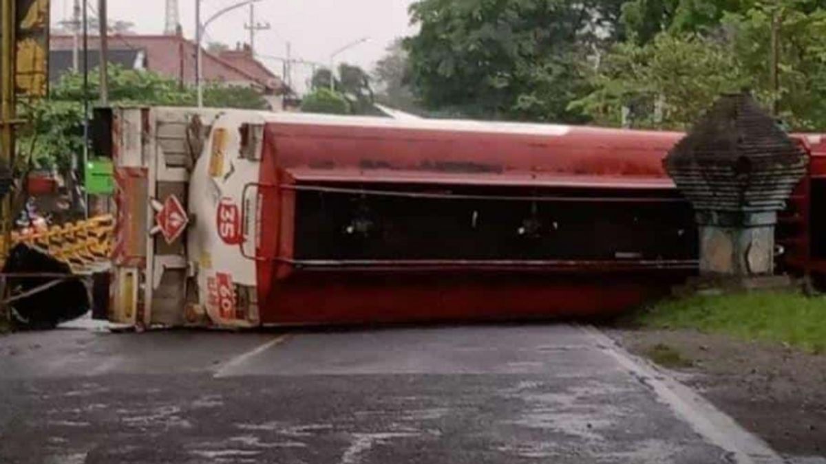 The Ousted Fuel Tank Truck In Blitar, The Driver Was Arrested For Drugs