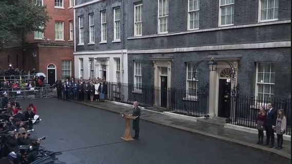 Didampingi Suami dan Dua Putrinya, Liz Truss Sampaikan Pidato Perpisahan di Downing Street 10: Hari-hari Cerah Terbentang di Depan
