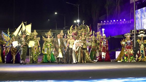 22 articles pour les MPME, fertilisant le groupe indonésien, apparaissent au Carnaval de la mode de 2024 Jember