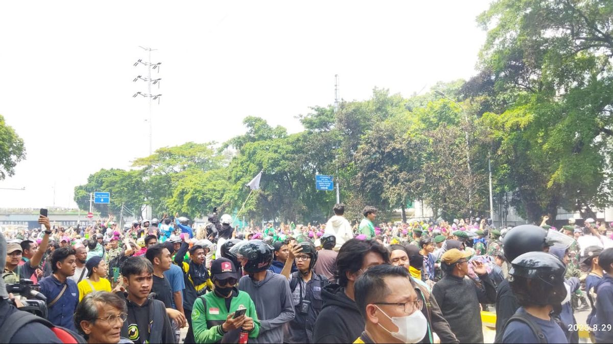 Current Situation At Simpang Senen: Ojol Troops Shout 'Killer' While Long March Towards Mako Brimob