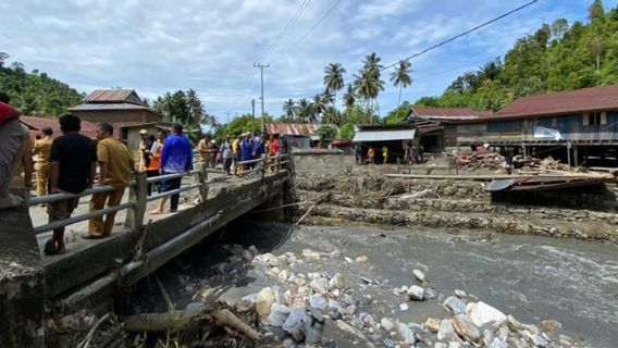 コラカ・ウルトラは洪水、68軒の家屋、50メートルの地すべりに沿った道路を水没させた